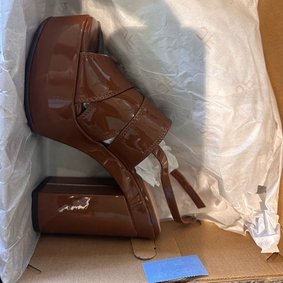 Chesnut Patent Platform Sandals Size 6 JustFab - Picture 3 of 6